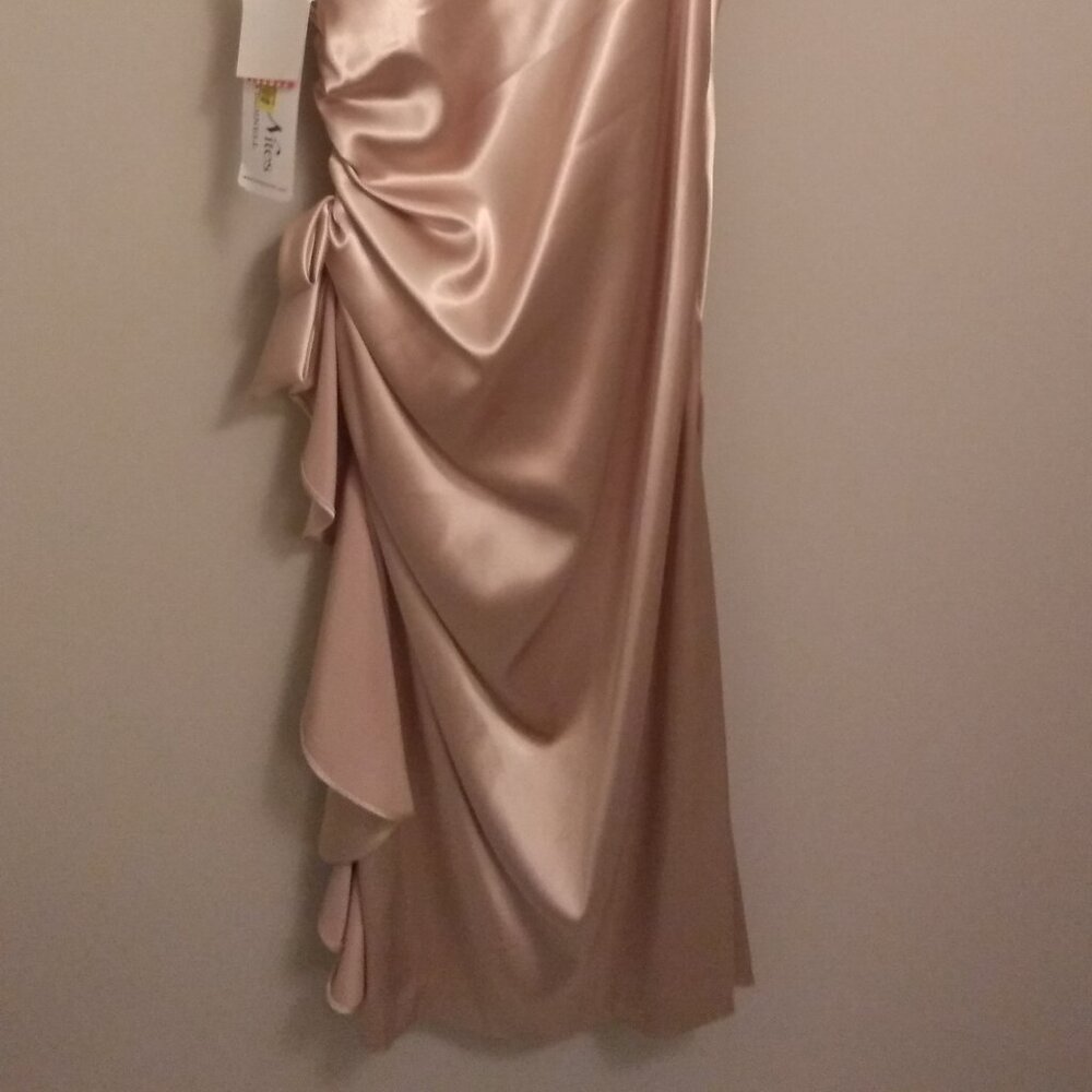 Women/Juniors Blondie Nites Homecoming/Prom/Party Dress Size 5 New with Tags